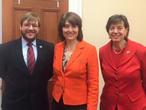 Philip Pauli, Cathy McMorris Rodgers and Jennifer Laszlo Mizrahi posed and smiling for a photo wearing business suits