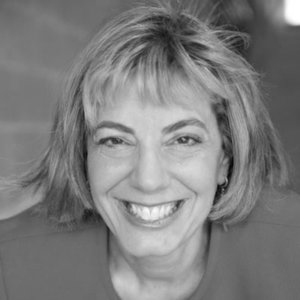 headshot of Jennifer Laszlo Mizrahi smiling and facing the camera grayscale photo