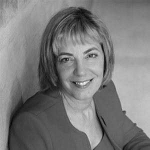 headshot of Jennifer Laszlo Mizrahi smiling and facing the camera grayscale photo