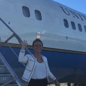 Hannah Pincus waving in front of Air Force One