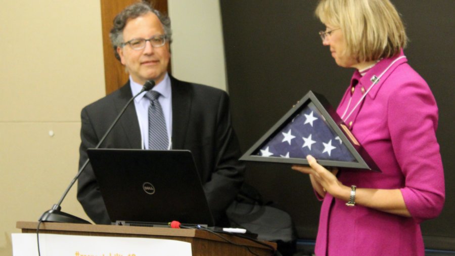 Jennifer Laszlo Mizrahi presents Joe Shapiro with a flag flown at the US Capitol