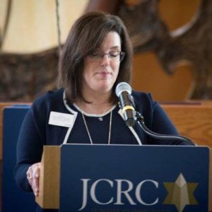 Guila Franklin Siegel at a lectern during Yom Hashoah services