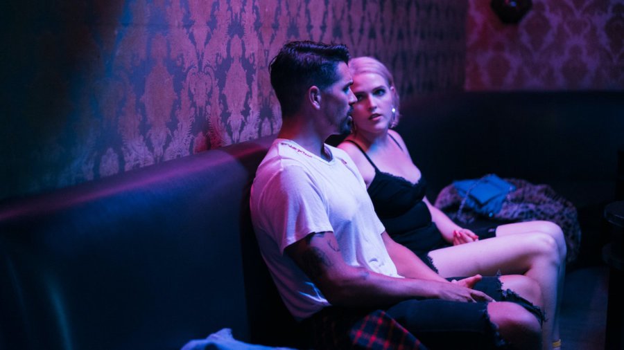 Scene from Single with Kim and Jake on a blind date together inside a bar