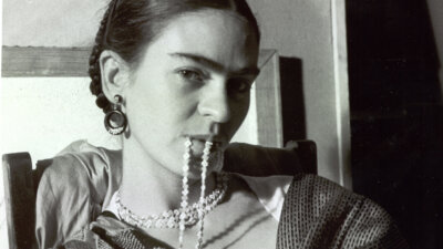 photo of Frida Kahlo with a necklace in her mouth that appears in FRIDA