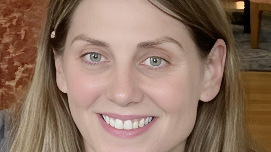 Cecilia Weiss smiling headshot