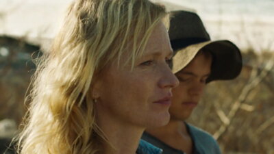 the two leads in the film Caravan together on a beach